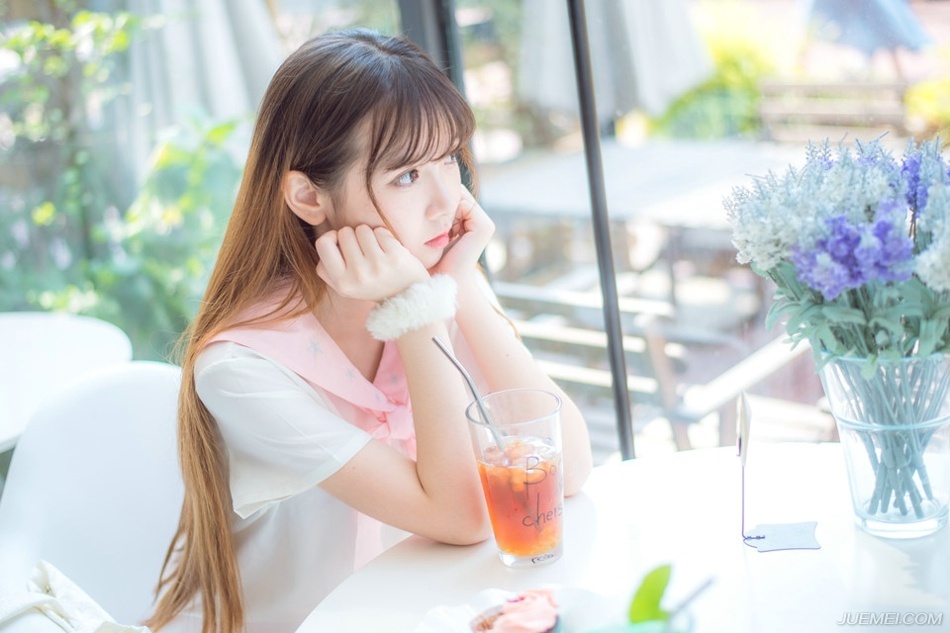 在爱情方面，人类有一大趋势。男人眼里的理想伴侣要像牛奶：越嫩越纯越好：女人眼里的理想伴侣要像奶牛：越壮越强越好，并且能让自己用最少的力挤出最多的奶。